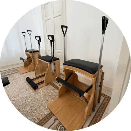 immagine rotonda di un macchinario di pilates chair