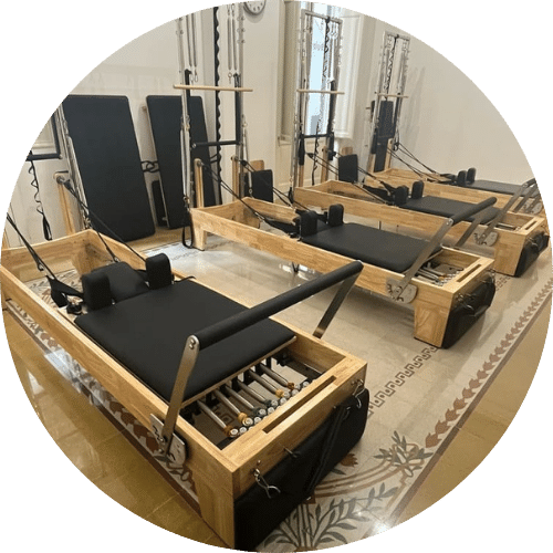 immagine rotonda di un macchinario di pilates reformer